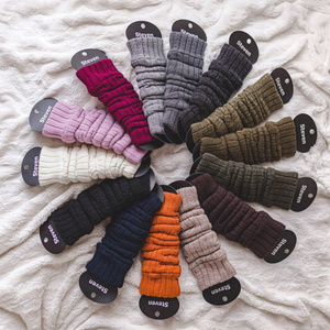 Fioletowe getry wełniane damskie wygodne ocieplacze Warkocz Steven - idealne na sezon jesienno-zimowy