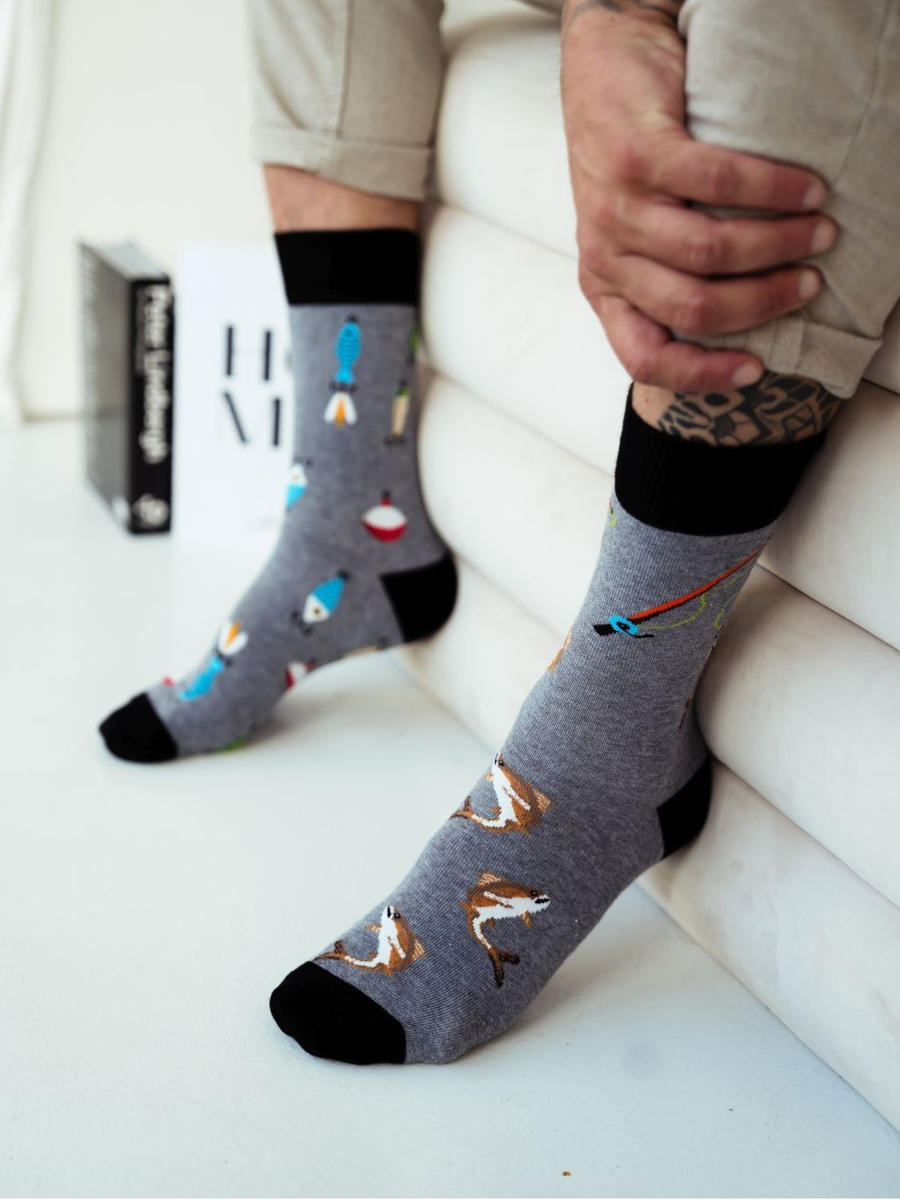 Szare skarpety męskie wzorowane Wędkarstwo 75% bawełna 0125 Milena – codzienna wygoda