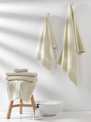 Beżowy ręcznik z bawełny frotte 500 g/m², złota biza Spod Igły i Nitki – luksusowe SPA.