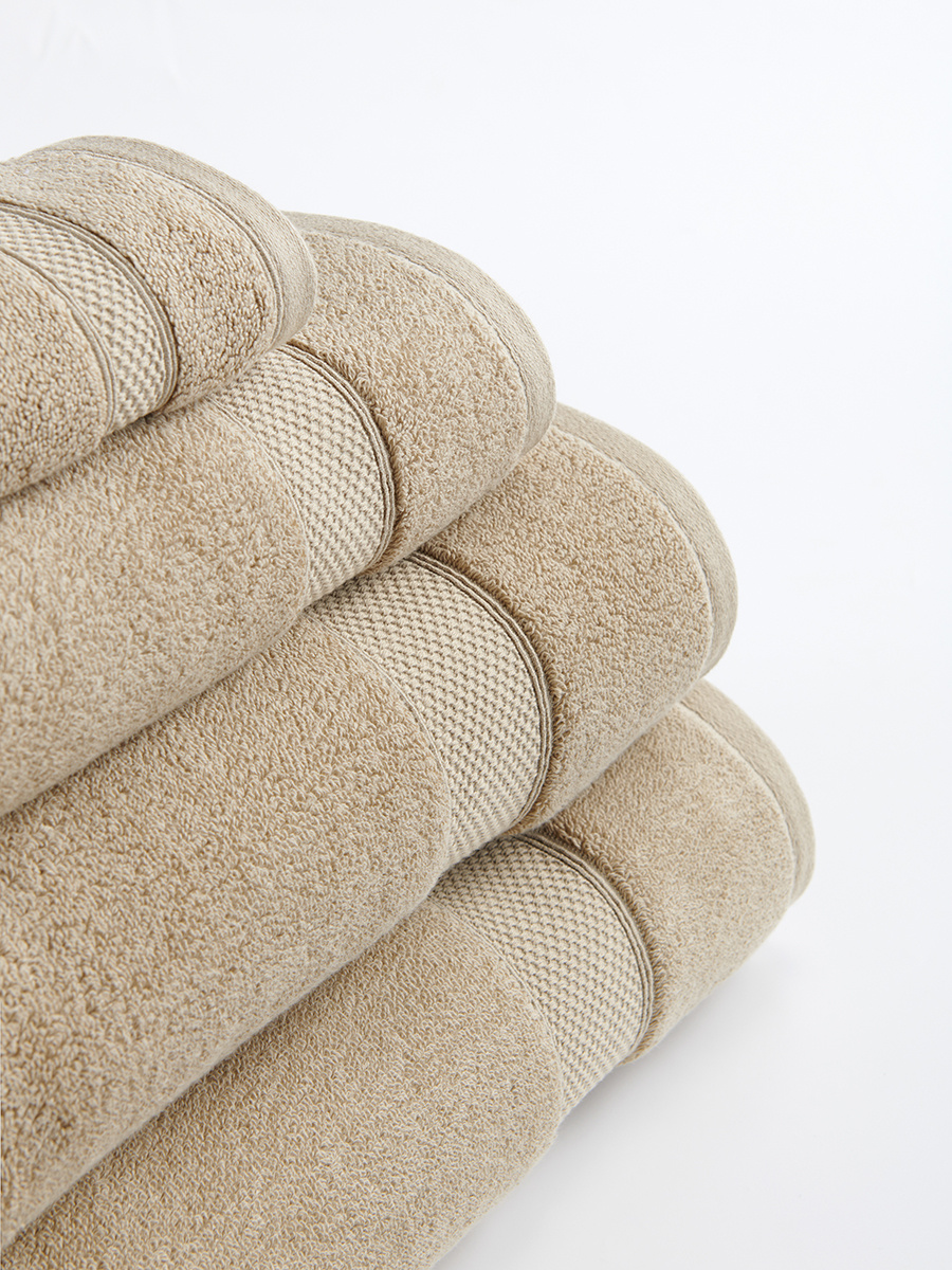 Mocca puchaty ręcznik kąpielowy 650 g/m² z haftem Spod Igły i Nitki – luksusowy relaks.