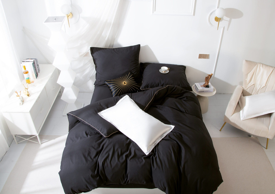 Czarna pościel z mikrofibry ze złotą lamówką 3-częściowy zestaw Spod Igły i Nitki – komfort snu