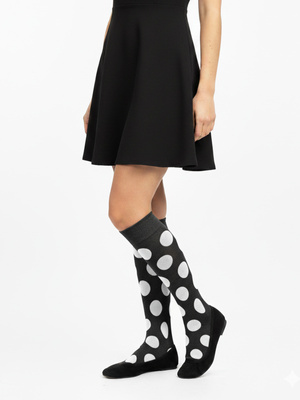 Czarne podkolanówki damskie w grochy aPair – klasyczny styl i wygoda