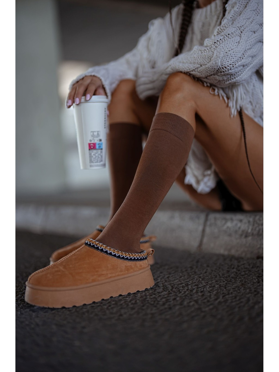 Brązowe gładkie podkolanówki damskie 75% bawełna Milena – elegancja i komfort.