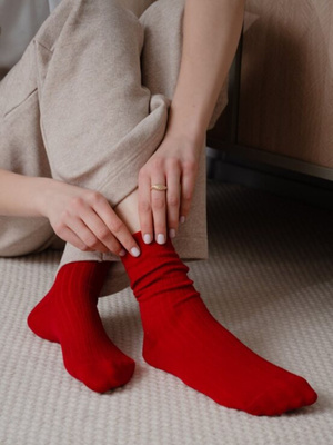 Skarpetki bezuciskowe z wełny merynosów brudny czerwony
