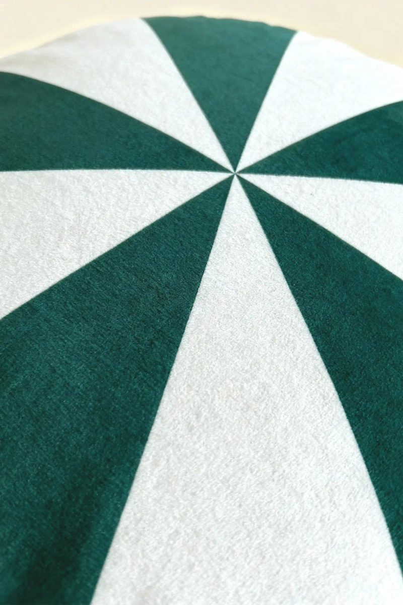 Zielona aksamitna poduszka świąteczna 38x38 cm Cukierek Spod Igły i Nitki – świąteczny nastrój.