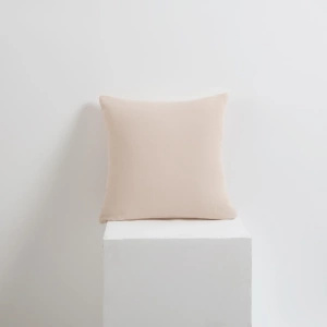 Beżowa muślinowa poszewka 40x40 cm Spod Igły i Nitki – eteryczny komfort i miękkość