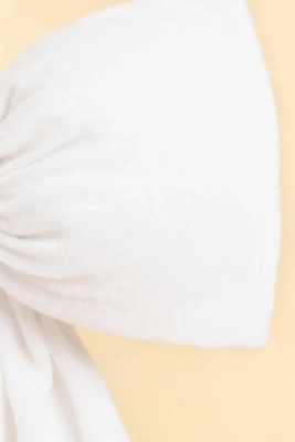 Biała welwetowa poduszka dekoracyjna 35×20 cm Spod Igły i Nitki – świąteczna metamorfoza