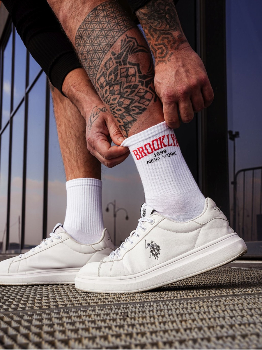 Białe elastyczne skarpety męskie 75% bawełny sportowe Milena – komfort i dopasowanie