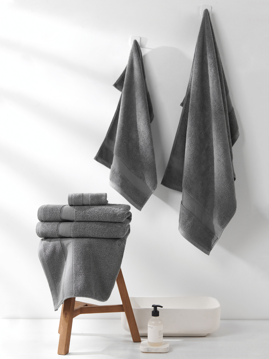 Szary ręcznik kąpielowy z bawełny premium 650 g/m² Leo Spod Igły i Nitki – luksusowy relaks.
