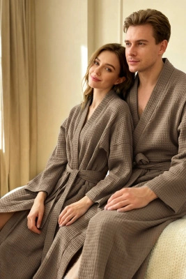 Ciemny beż szlafrok unisex z kołnierzem kimono 280 g/m² WAFEL Spod Igły i Nitki – oddychająca bawełna