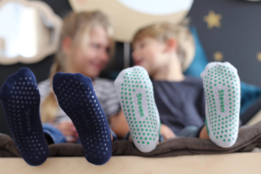 Stopki świąteczne frotte ABS z reniferem art. 134 czerwone