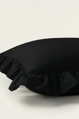 Czarna poszewka z falbanką 40x40 cm Ruffy Premium Spod Igły i Nitki – Komfort i elegancja