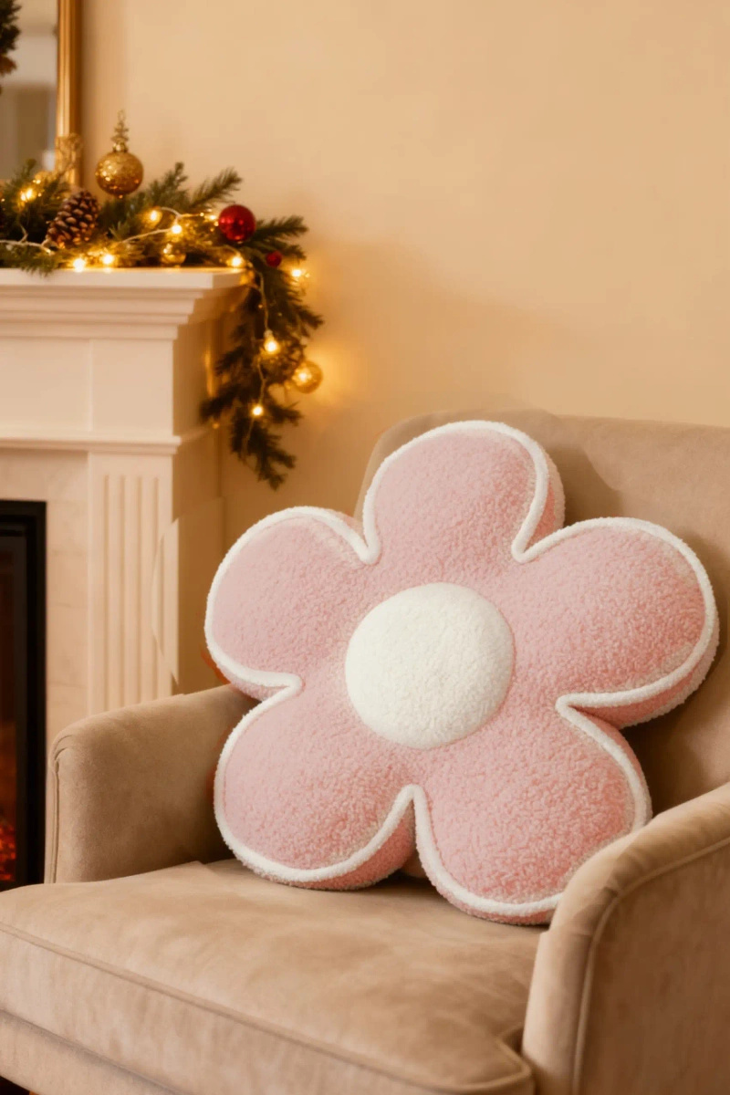 Pudrowa poduszka dekoracyjna Kwiatek 50x15 cm Spod Igły i Nitki – wyjątkowy komfort