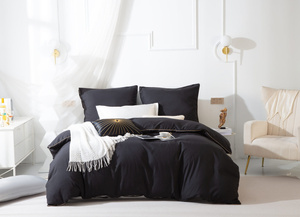Czarna pościel z mikrofibry ze złotą lamówką 3-częściowy zestaw Spod Igły i Nitki – komfort snu