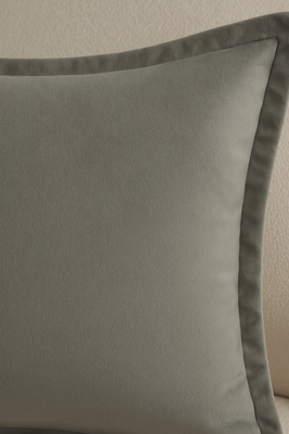 Szara welwetowa poszewka 40x40 z plisą Spod Igły i Nitki – elegancja i komfort w domu