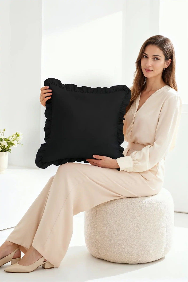 Czarna poszewka z falbanką 40x40 cm Ruffy Premium Spod Igły i Nitki – Komfort i elegancja