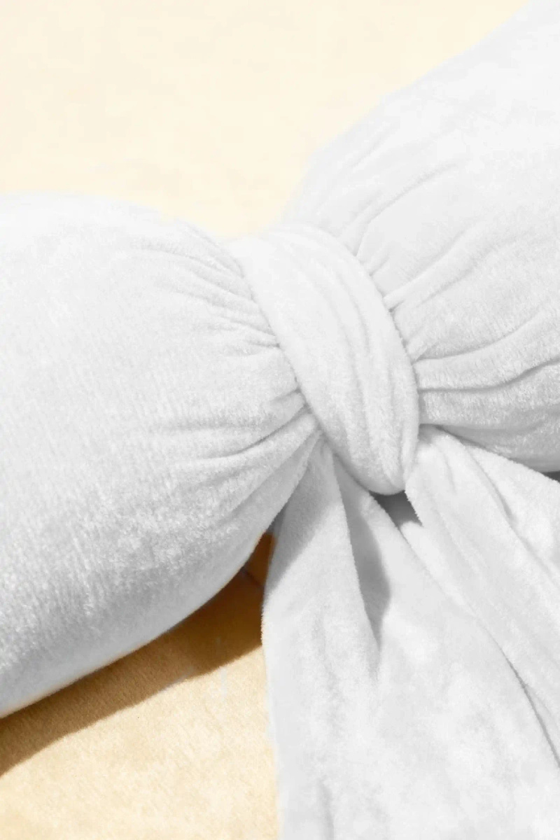 Biała welwetowa poduszka dekoracyjna 35×20 cm Spod Igły i Nitki – świąteczna metamorfoza