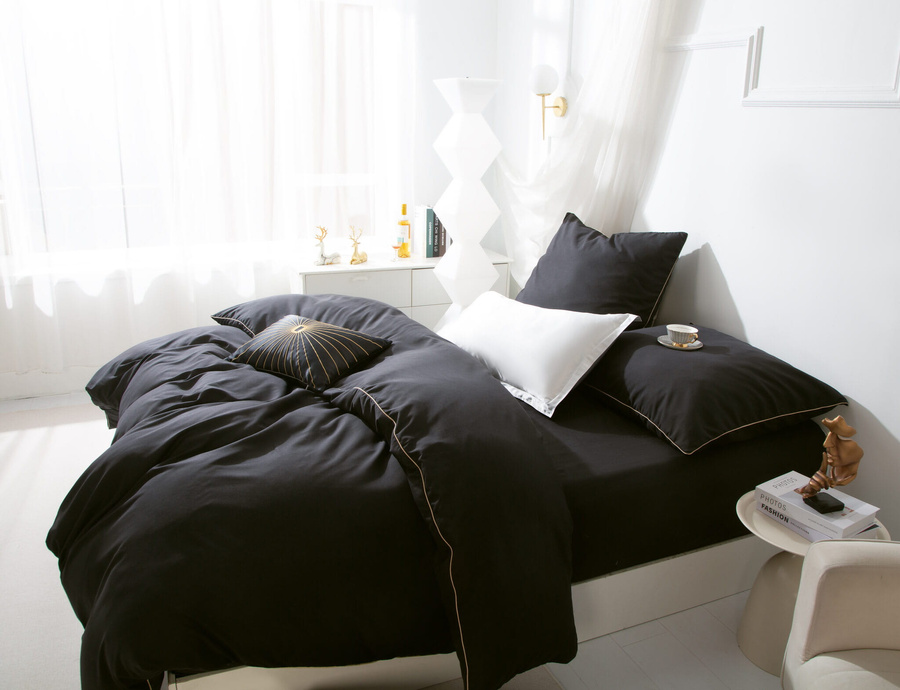 Czarna pościel z mikrofibry ze złotą lamówką 3-częściowy zestaw Spod Igły i Nitki – komfort snu