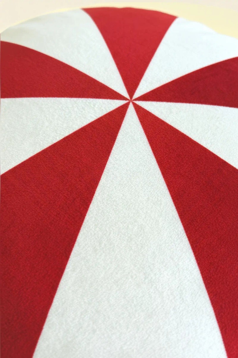 Czerwona aksamitna poduszka świąteczna 38x38 cm Candy Spod Igły i Nitki – świąteczny nastrój.