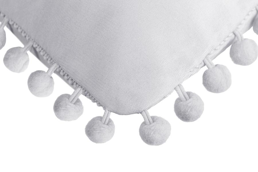 Srebrna dwustronna poszewka 45x45 cm z pomponami FLUFFY Spod Igły i Nitki – nowoczesny styl