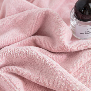 Pudrowy szybkoschnący ręcznik 380g/m2 z pętelką ACTIV Spod Igły i Nitki – idealny na siłownię