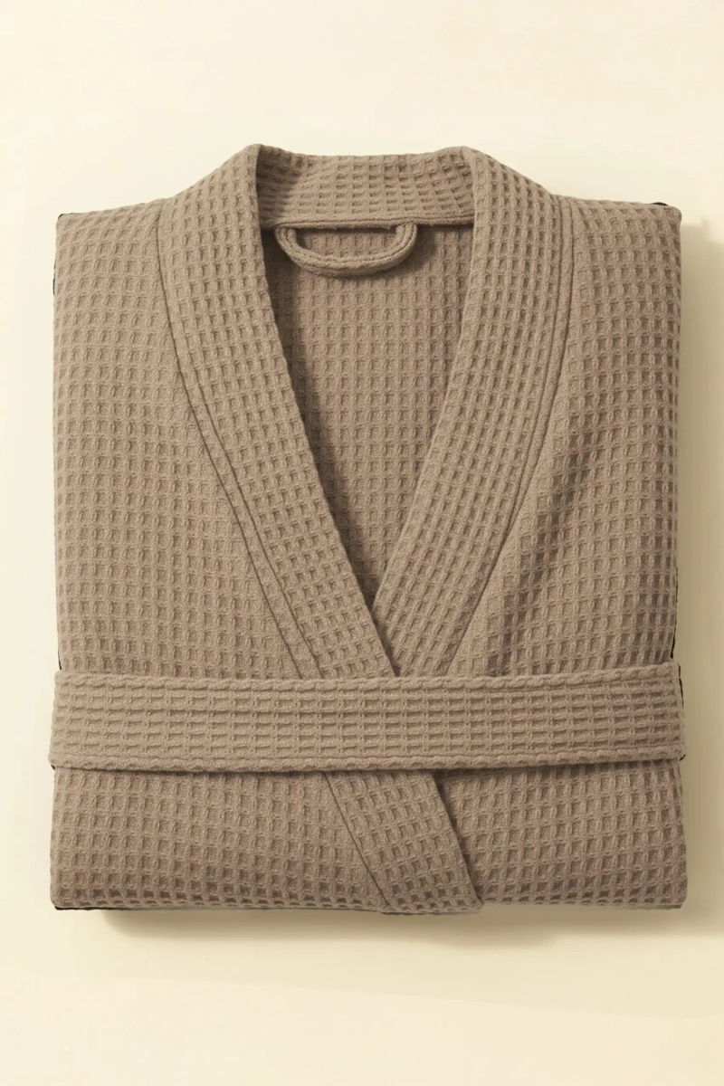 Ciemny beż szlafrok unisex z kołnierzem kimono 280 g/m² WAFEL Spod Igły i Nitki – oddychająca bawełna