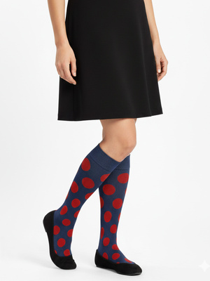 Granatowe podkolanówki damskie w grochy aPair – klasyczny styl i wygoda