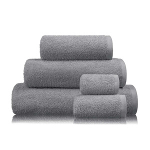 Szary ręcznik frotte do sauny Spod Igły i Nitki – szybkoschnący i wytrzymały