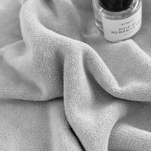 Szary szybkoschnący ręcznik z pętelką 380g/m2 ACTIV Spod Igły i Nitki – idealny na siłownię