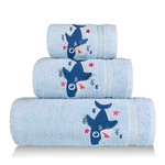 Błękitny gruby ręcznik dziecięcy model rekinek Spod Igły i Nitki – doskonała chłonność